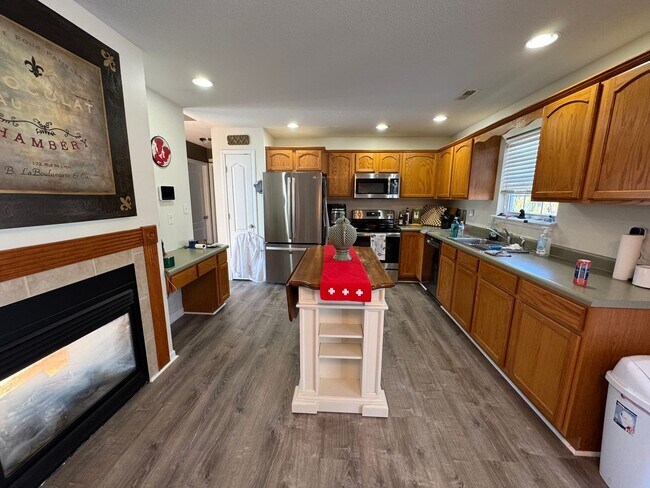 Building Photo - 3 Bedroom Home Furnished or unfurnished available