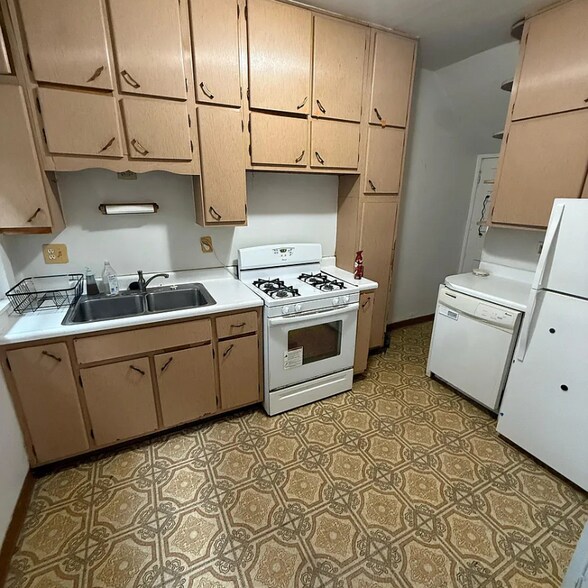 Building Photo - 5846 Douglas St