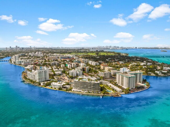 Building Photo - 9901 W Bay Harbor Dr