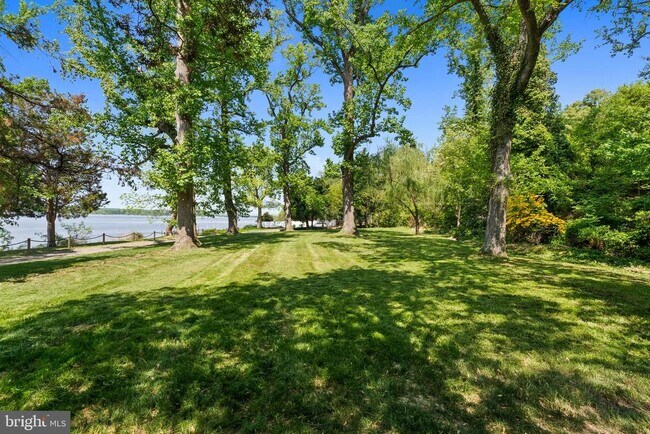 Building Photo - 9112 Riverside Dr