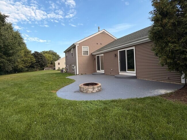 Building Photo - 700 Woodbine Ln