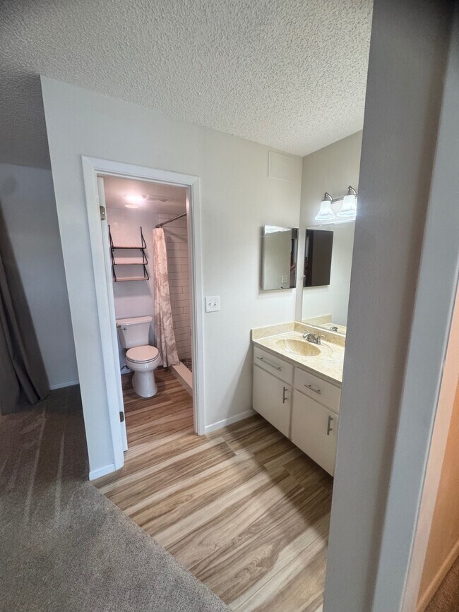 Building Photo - 3607 Edgewater Dr