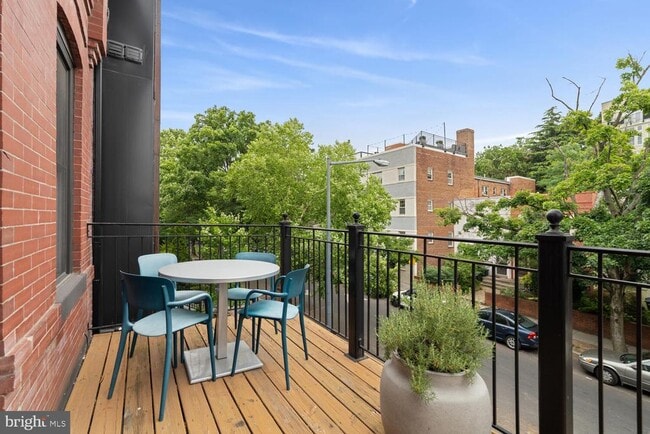 Building Photo - 2242 Ontario Rd NW