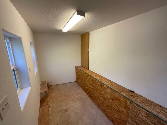 Building Photo - 2 Bedroom Home Available Near Manitou Ave ...