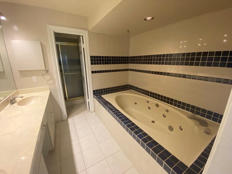 Building Photo - 2000 Fairview Ave