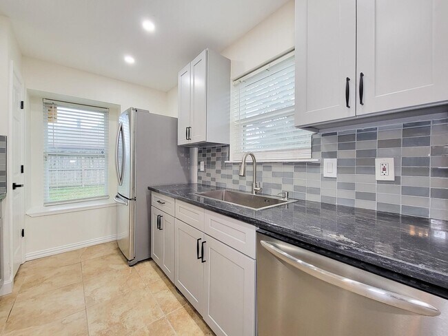 Building Photo - 10010 Sagecanyon Dr