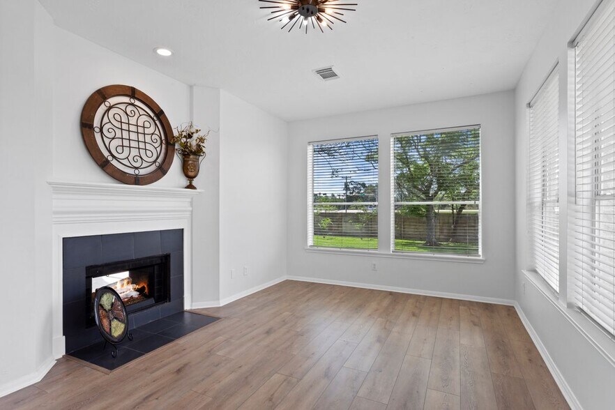 Building Photo - 2855 Everett Dr