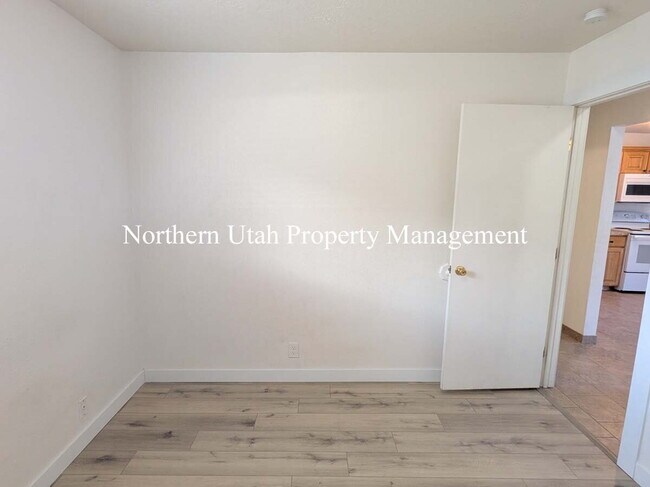 Building Photo - 3 Bed 1 Bath with HVAC