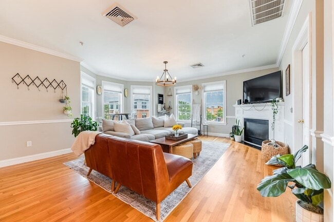 Building Photo - 601 E Broadway