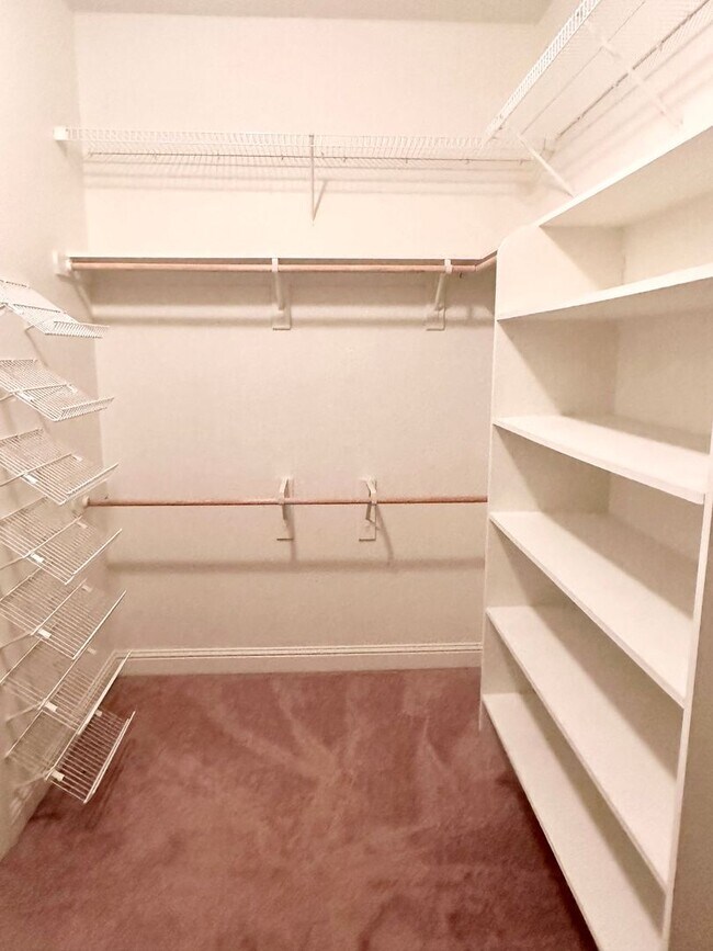 Building Photo - Stunning5 Bedroom North Fresno Granville