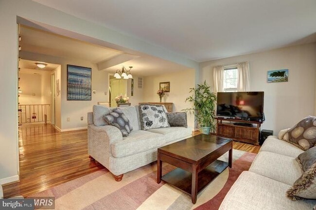 Building Photo - 3898 University Dr