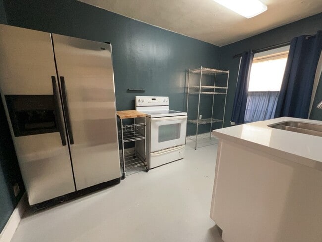 Building Photo - 1552 Lombardy St