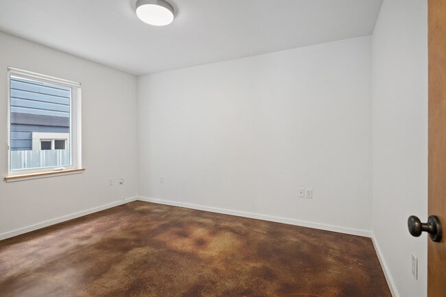 Building Photo - 504 NE Brazee St