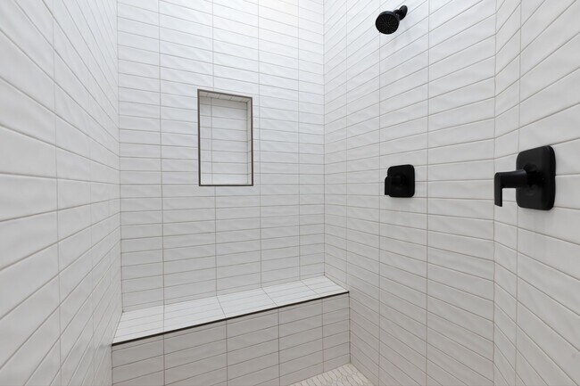 Building Photo - 6 bed / 4 bath / 3 car garage custom home in Pecan Valley