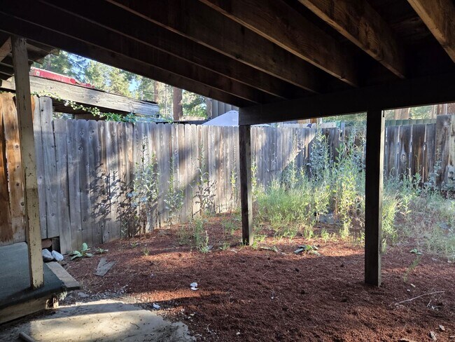 Building Photo - 1069 Sierra Blvd