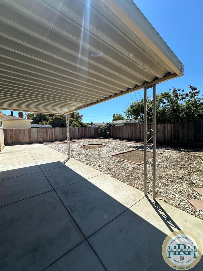 Building Photo - Spacious & Bright 3BR|2BA House in the Hea...