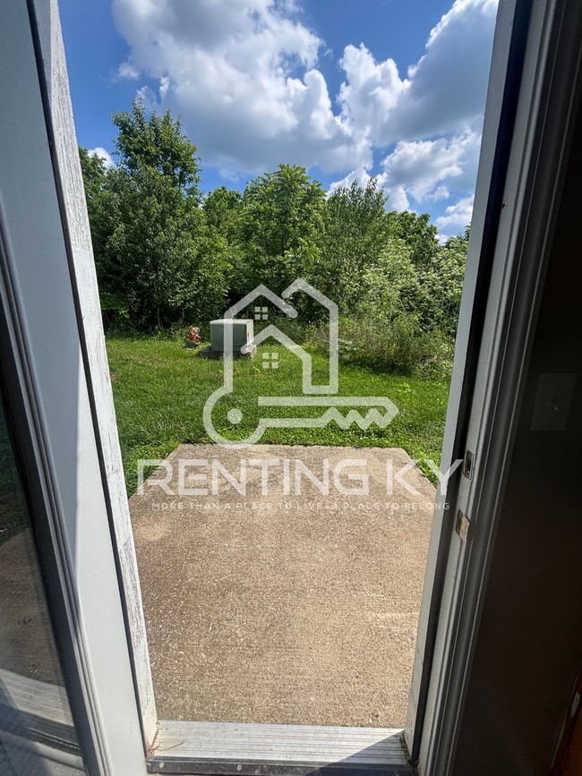 Building Photo - Newly Renovated 3-Bed, 1.5-Bath Townhome with Garage!