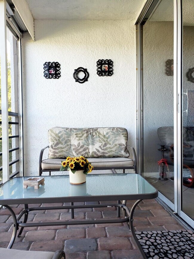 Building Photo - 120 Royal Pk Dr