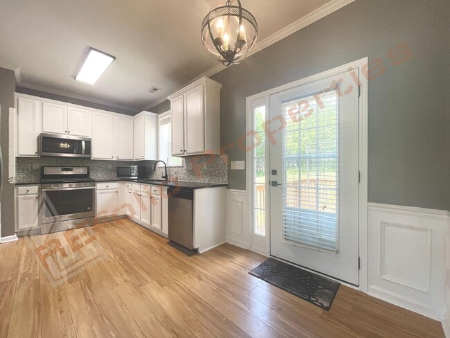 Building Photo - Lovely 4 Bedroom, 2.5 Bath Home w/ 2-Car G...