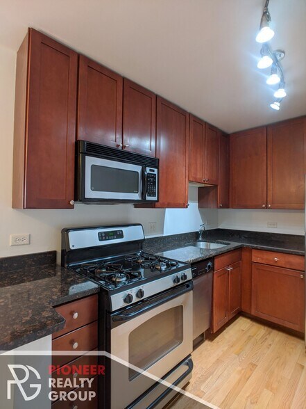 Building Photo - 643 W Wrightwood Ave