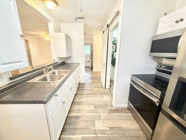 Building Photo - 22675 Lakeway Harbor Dr