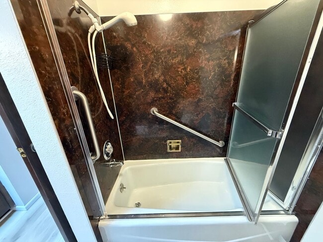 Building Photo - Charming Retro-Style 2 Bedroom Apartment i...