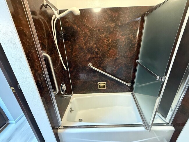 Building Photo - Save $500 on 2nd Month Rent