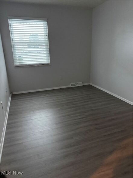 Building Photo - 193 Surrey Ln