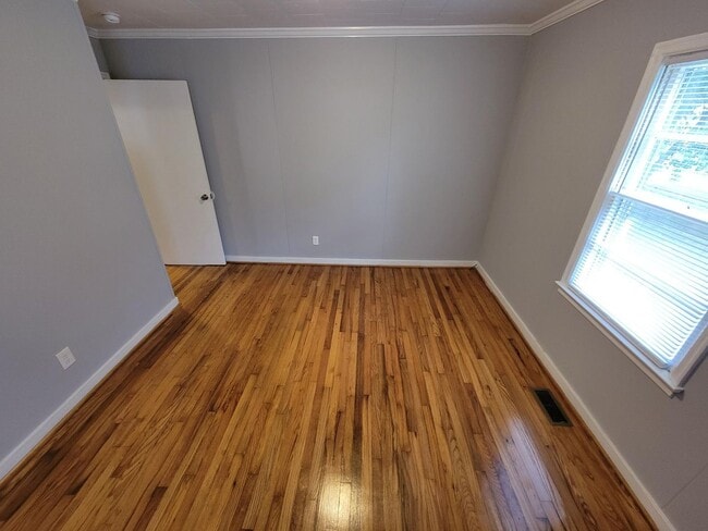 Building Photo - Your Cozy New Home Awaits in Burlington!