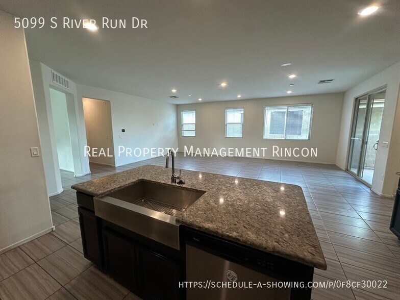 Building Photo - 5099 S River Run Dr