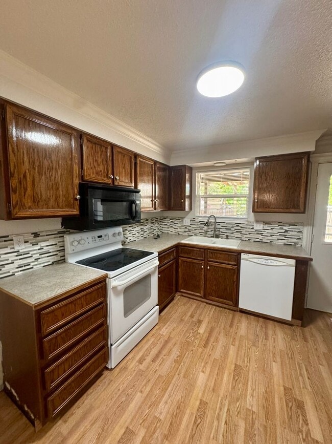 Building Photo - Great location 2 bedroom Condo