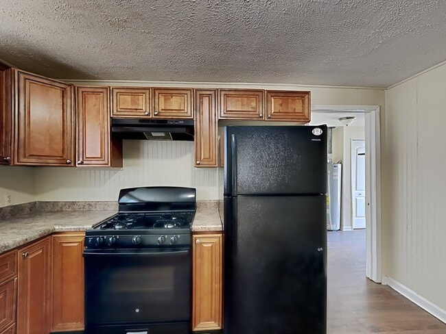 Building Photo - 4 bed 2 bath  with large backyard in Green...