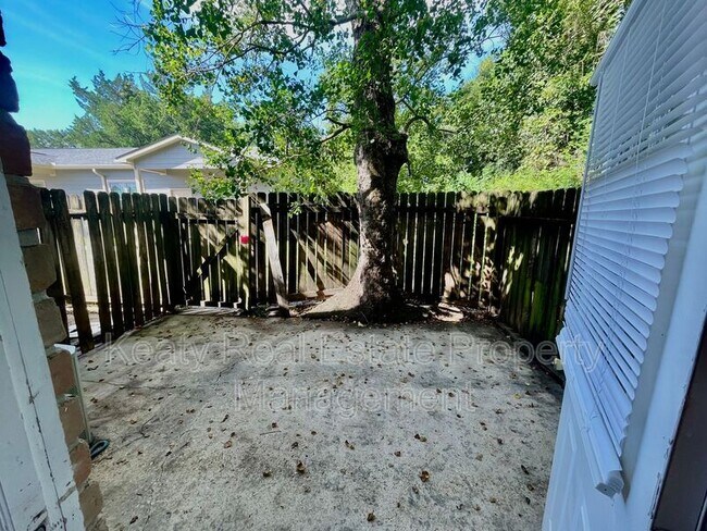 Building Photo - 118 Country Ln