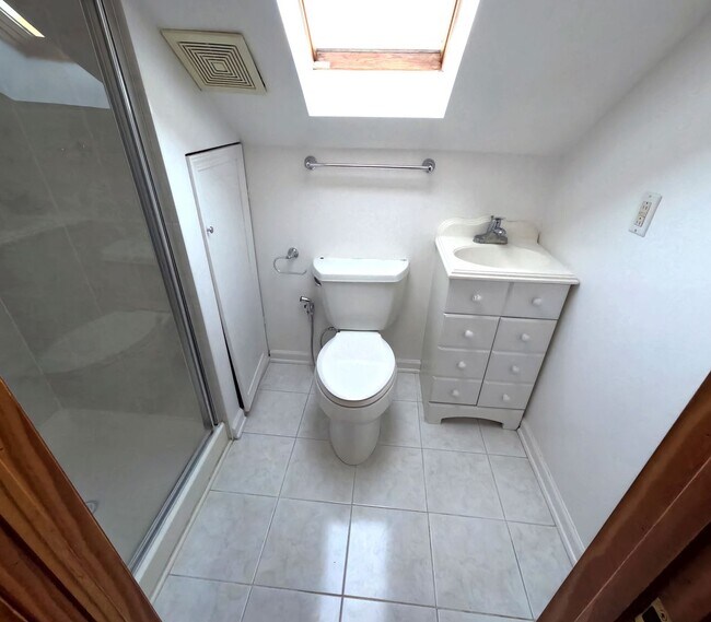 Building Photo - Exceptional single-family near UIC-DePaul ...