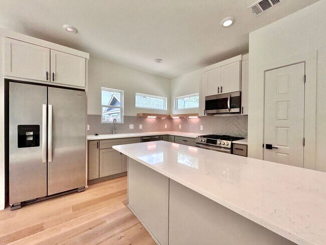 Building Photo - 1403 Cometa St