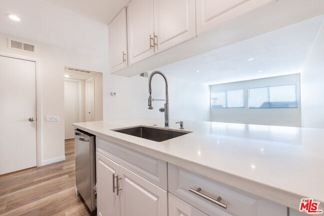 Building Photo - 532 N Rossmore Ave