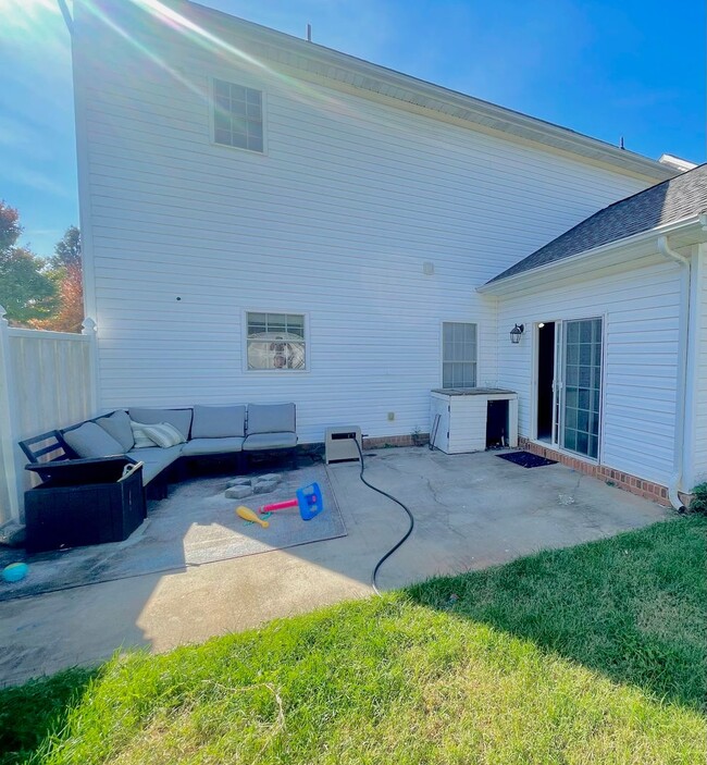 Building Photo - Large 2-Story Home in Cornerstone