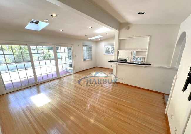 Building Photo - Charming 3 Bedroom 2 Bathroom