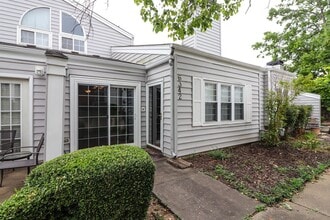 Building Photo - Lovely South Tulsa location close to shopping and restaurants