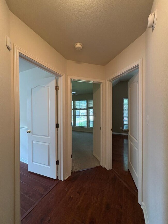 Building Photo - 207 Kettleman Ln N