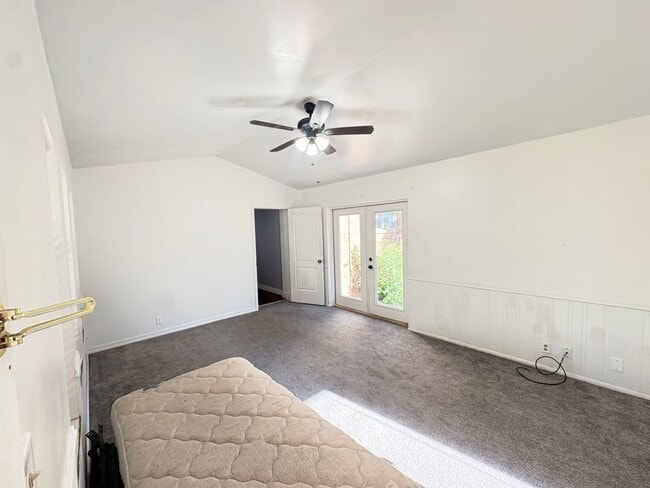 Building Photo - 437 Circleway Dr