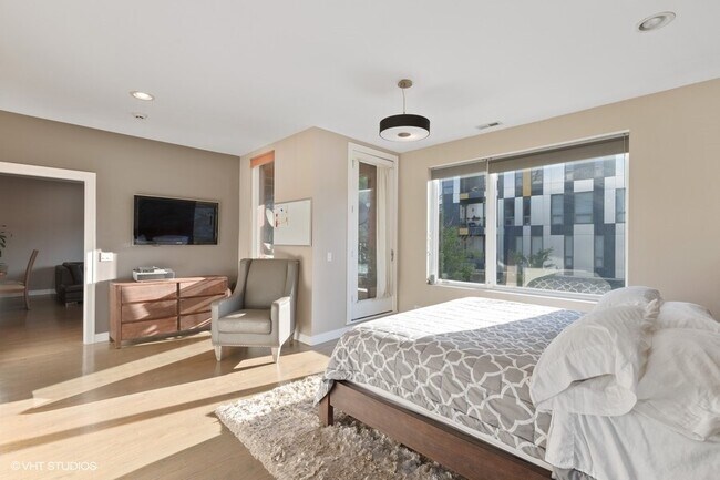 Building Photo - 1555 N Talman Ave