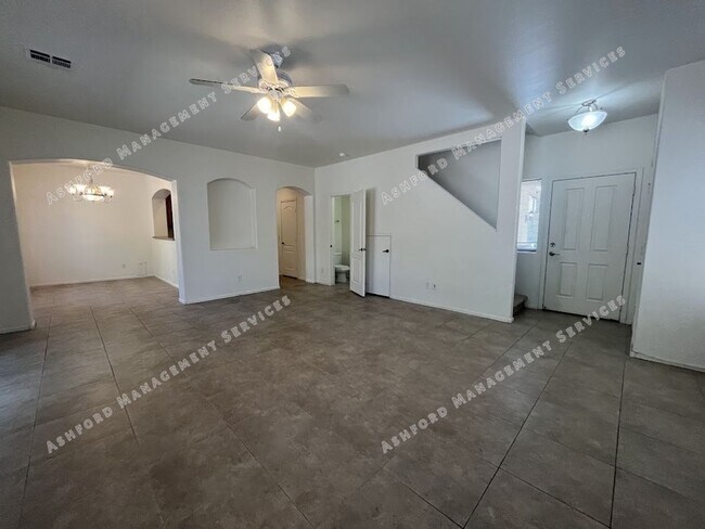 Building Photo - Spacious 3-Bedroom Plus Den in Prime Glend...