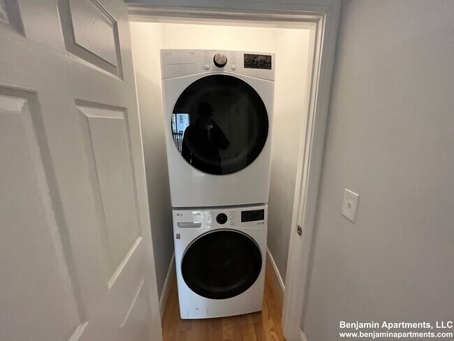 Building Photo - 372 Oxford St