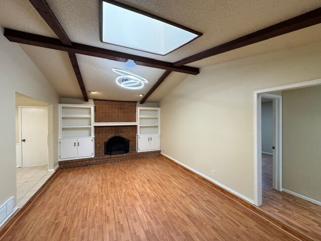 Building Photo - Beautifully updated, 3 bed 2 bath home in Moore, ready for move in! New granite, paint and fixtures!