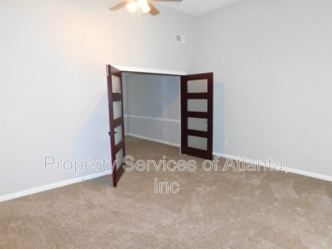 Building Photo - 5147 Round Table Dr