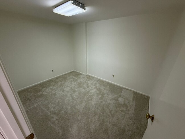 Building Photo - 3BR+BSMT Townhome (Tapestry) with COUNCIL ...