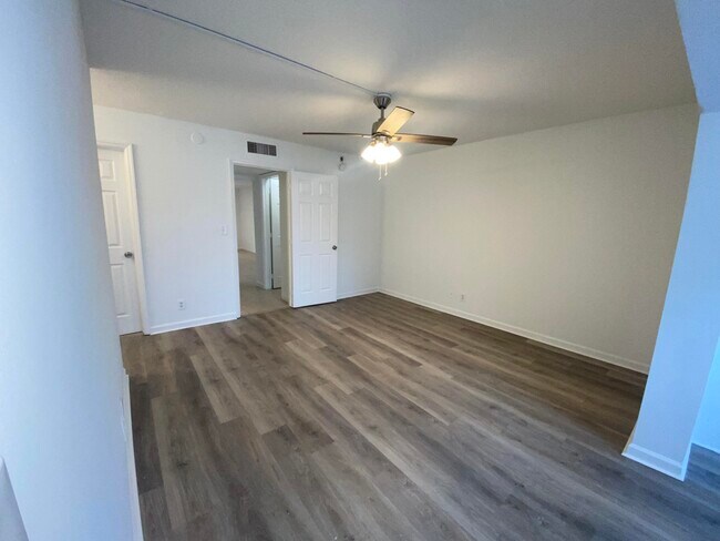Building Photo - 102 N Lakeside Dr