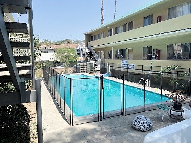 Building Photo - 354 Shults St