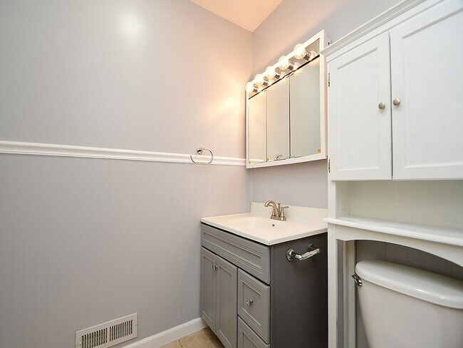 Building Photo - Spacious Living